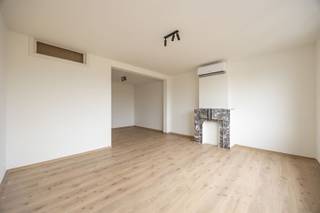 <p>Tussen het levendige Zurenborg en het gezellige Moorkensplein vind je dit charmante appartement in een kleinschalig gebouw aan de Sterlingerstraat 20.</p><p>Op wandelafstand van tramhalte Zurenborg, station Berchem, en diverse buslijnen. Met de Antwerpse Ring om de hoek ben je bovendien snel onderweg richting binnenstad of buitenstad.<br />De buurt bruist: denk aan koffiebars, buurtwinkels en fijne restaurants — allemaal op wandelafstand.</p><p>•    Volledige renovatie in 2026<br />•    75 m² woonoppervlakte met logische, open indeling<br />•    Warmtepomp voor energiezuinige verwarming<br />•    Airco voor een optimaal comfort<br />•    Direct beschikbaar</p><p>Binnen wacht een lichte leefruimte met open keuken voorzien van alle comfort: kookplaat, oven, koelkast, vaatwasser en voldoende bergruimte. De warme parketvloer en hoge plafonds versterken het ruimtelijk gevoel.<br />De slaapkamer ligt aan de stille achterzijde en biedt voldoende plaats voor een groot bed en kast. De badkamer is modern ingericht met douche, wastafelmeubel, handdoekradiator en aansluiting wasmachine. Verder apart toilet.</p><p>Een praktische woning met een frisse, hedendaagse uitstraling.</p><p>Elektriciteit op individuele meter op naam van huurder. Maandelijkse lasten € 30/maand (provisie voor privatief waterverbruik).</p><p>Benieuwd? Gelieve uw gegevens in te vullen onderaan de advertentie op onze website www.sinjoor.be. De dossierverantwoordelijke zal nadien zo snel mogelijk contact met u opnemen.</p>