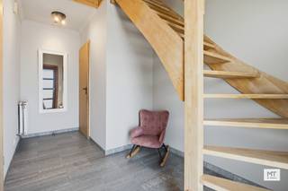 In een doodlopende straat, gelegen in een rustige residentiële wijk te Houthulst treffen we deze <strong>instapklare woning</strong>. Het pand werd gebouwd in 2005 en in 2012 uitgebreid met een <strong>magnifieke aanbouw</strong>, voorzien van vloerverwarming. <br /><br /><strong>Indeling van het pand </strong>
<ul>
	<li>Gelijkvloerse verdieping: inkomhal met gastentoilet (9 m²), woon- en eetkamer (30 m²) met aansluitend de aanbouw (21 m²) en de open keuken (14 m²) voorzien van volgende toestellen: anderhalve spoelbak, gasfornuis, vaatwasser, oven en koelkast. Daarbij vinden we nog een wasplaats (8 m²) met op maat gemaakte kasten en de garage (15 m²) met automatische sectionale poort. </li>
	<li>Eerste verdieping: nachthal, 3 slaapkamers (15 - 11 - 8 m²) en badkamer (9 m²) met dubbel wasmeubel, bad, douche en toilet. </li>
	<li>Tweede verdieping: zolder - bereikbaar via uitschuifbare trap </li>
</ul>
<br /><strong>Kenmerken van het pand </strong>

<ul>
	<li>De woonkamer en aansluitende aanbouw is voorzien van parket </li>
	<li>Recente CV-ketel, inbouwkasten, terras, tuinhuis, ... </li>
	<li>Regenwater </li>
</ul>
<br />Benieuwd naar de indeling? Check zeker onderstaande video. <br />https://youtube.com/shorts/3h0BJvM2SRY?feature=share<br /><br />Meer informatie of een vrijblijvend bezoek? <br />Contacteer Eden op 0470 43 78 21 of mail info@minthus.be 