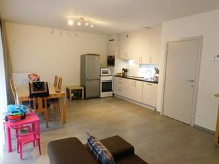 Dit recent gelijkvloers appartement bevindt zich te midden van het centrum van Paal en is voorzien van alle moderne comfort. Het appartement is zowel toegankelijk via de eigen inkomdeur (aan de Diestersesteenweg) als aan de achterzijde van het appartement.<br /><br />Dit appartement heeft een bewoonbare oppervlakte van +/-90m² en beschikt over een ruime hal, leefruimte met geïntegreerde keuken die voorzien is van alle voornaamste toestellen zoals een spoelbak, kookplaat, dampkamp, vaatwasser, koelkast met vriesvak en combi-oven, twee ruime slaapkamers voorzien van laminaatvloer (+/- 14m² en 11m²), een badkamer met lavabomeubel en douche, een apart toilet en een was- en bergplaats voorzien van een inbouwkast. Het zuidelijk georiënteerd privé-terras van +/-50m² is toegankelijk via het grote schuifraam in de leefruimte.<br /><br />Het appartement is voorzien van ledverlichting en aan alle ramen zijn gordijnrails reeds geplaatst. Bij dit appartement hoort eveneens een ondergrondse autostaanplaats en een extra kelderberging die bereikbaar is via de lift of trap. Je fiets kan veilig gestald worden in de afgesloten fietsenberging en is eveneens voorzien van een stopcontact.<br /><br />Nog een extra pluspunt: in het appartement is ventilatiesysteem D+ geïnstalleerd wat resulteert in een zeer lage energiefactuur, gecontroleerde verluchting met opgewarmde lucht in de winter en koele nachtlucht in de zomer. Wil u zorgeloos wonen of bent u op zoek naar een goede investering?  Kom dan snel een kijkje nemen via 011 233 044.<br /> 