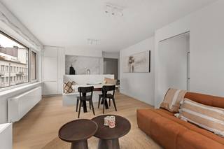 Prachtig gerenoveerd appartement gelegen op de hoek van de Leopoldlaan en de Bayauxlaan te Knokke.<br /><br />Samenstelling: Inkomhal met vestiaire en gastentoilet. Aangename en lichtrijke leefruimte, volledig geïnstalleerde open keuken. Vervolgens is er één volwaardige slaapkamer met ingemaakte kasten en een slaapkamer met stapelbed. Tenslotte is er een douchekamer met inloopdouche en lavabo.<br /><br />Meer info, contacteer ons.