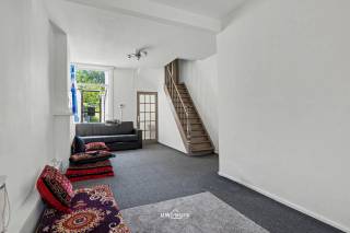 Wonen in het centrum van Sint-Niklaas met alle comfort van een instapklare woning? Deze charmante stadswoning met 109 m² bewoonbare oppervlakte maakt het waar. Winkels, horeca, scholen, het station en openbaar vervoer liggen om de hoek, waardoor je hier volop geniet van het stadsleven.<br />Binnen valt meteen de ruime leefruimte van 24 m² op, met plaats voor een gezellige zithoek en volwaardige eetkamer. Achteraan sluit de keuken aan, uitgerust met alle nodige toestellen, met daarnaast een praktische berging en apart toilet. De aangename tuin vormt de kers op de taart, een zeldzame troef zo dicht bij het centrum.<br />Op de eerste verdieping vind je twee slaapkamers van 13 m² en 9 m², samen met een badkamer met ligbad, wastafel en tweede toilet. De tweede verdieping herbergt een royale derde slaapkamer van 27 m², perfect als master bedroom of thuiskantoor. Een kelder biedt extra opbergruimte.<br />Ook technisch scoort deze woning sterk: elektriciteit conform tot 2037 en EPC-label C (278 kWh/m²), dus geen renovatieplicht. Dakisolatie, hoogrendementsbeglazing, rolluiken en een condensatieketel op aardgas garanderen een energiezuinig woongevoel.<br />Bel of mail ons voor een afspraak op het nummer: 052/46.38.03 of info@uw-huis.be en wie weet tot binnenkort!<br />