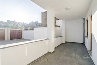 Volledig vernieuwd GLV appartement, terras en 2 slaapkamersOntdek dit centraal gelegen gelijkvloers appartement, op wandelafstand tussen de Kaai en...