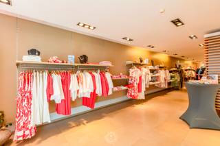 Gelegen in de Stationsstraat, dé commerciële ader van Sint-Niklaas, bevindt zich dit veelzijdig handelshuis met tal van mogelijkheden voor...