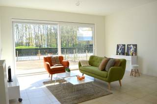 Opvallend en buitengewoon project in het centrum van Gullegem. Dit project NYOSA kan heel wat adelbrieven voorleggen en zal vast en zeker menig hart beroeren met zijn moderne architectuur en omgeven door groen.<br /><br />Deze eigendom houdt het midden tussen een woning en appartement, een totaal van 97m², geschikt voor jong tot oud heeft een ruime en lichtrijke leefruimte met open keuken. Daarnaast nog een praktische berging. Vanuit de leefruimte is er vol open zicht op het tuintje met terras<br />Bovendien is er in het verhuurpakket een eigen autostandplaats inbegrepen.<br />Daarnaast is er een zeer praktische gemeenschappelijke fietsberging voor alle bewoners, handig alleszins voor wie graag een fiets wil stockeren.<br /><br />Adres: Heulestraat 108A, 8560 Gullegem<br />Huurprijs: 845 EUR/maand + 45 EUR/maand syndic of een totaal van 890 EUR/maand<br />Onze referentie: DEV4925