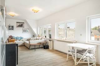Dit mooie lichtrijke appartement is gelegen op de derde (bovenste) verdieping van het complex, en is te bereiken via zowel lift als trap. Je komt zo in een ruime inkomhal terecht, die je aan de straatkant tot in de leefruimte met open keuken brengt. De vele ramen bieden een mooi zicht op een stedelijke skyline, die ondanks de openheid toch ook genoeg privacy brengt. In de zithoek is er een charmante haard voorzien, ideaal om er in de koude winteravonden extra sfeer in te brengen. Achterin het pand zijn de twee ruime slaapkamers ondergebracht, met tussenin een bureel/hobbyruimte, allemaal uitgerust met airco's. De badkamer is voorzien van een riante inloopdouche, en ook de aansluitingen voor de wasmachine vinden we hier terug. Bij het pand hoort een eigen garage aan de straatkant. Het appartement is voorzien van driedubbele beglazing. Inschrijven via mail naar tommy@immo-home.be, geen telefonische inschrijvingen! Volg ons op Fb en Insta. Voor meer info: www.immo-home.be. GRATIS SCHATTING & GRATIS FINANCIEEL ADVIES