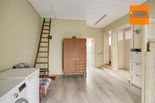 <p><span>Te koop: Renovatieproject in het rustige Bertem</span></p><p><span> </span></p><p><span>In een rustige straat in Bertem bevindt zich deze woning met uitzonderlijk veel potentieel. Een grondige totaalrenovatie kan hier een absolute meerwaarde betekenen voor investeerders of projectontwikkelaars. </span></p><p><span> </span></p><p><span>Bij het betreden van de woning kom je binnen in de inkomhal. Van hieruit heb je toegang tot de trap naar de eerste verdieping of sla je links af naar de woonkamer. De woonkamer is voorzien van een centrale wand, wat de mogelijkheid biedt om de ruimte op te delen in een gezellige leefruimte en een aparte eetkamer.</span></p><p><span> </span></p><p><span>Aansluitend bevindt zich een bijgebouwd gedeelte van de woning. Van hieruit bereik je zowel de recent vernieuwde keuken als de douche. De keuken is afgewerkt met kwalitatieve materialen en geniet van een rechtstreekse toegang tot de tuin, wat zorgt voor een aangename verbinding. </span></p><p><span>De tuin vormt een echte troef: achteraan bevindt zich toegang tot een andere straat, ideaal voor ontwikkeling of uitbreiding. Daarnaast is er ook een bijgebouw aanwezig.</span></p><p><span> </span></p><p><span>Op de eerste verdieping bevinden zich twee volwaardige slaapkamers. Via een luik is de zolder bereikbaar, die extra opslagmogelijkheden biedt.</span></p><p><span> </span></p><p><span>Interesse? Neem dan supersnel contact op voor een persoonlijke rondleiding.</span></p><p><span> </span></p><p><span> </span></p>