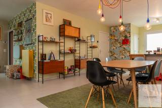 Exclusief penthouse te koop in Oostende – wonen op toplocatie nabij zee<br /><br />Ontdek deze prachtige penthouse op de vijfde en bovenste verdieping van een recent gebouw (bouwjaar 2015), gelegen op slechts 400 meter van de zee. Hier geniet je van rust, licht en ruimte, gecombineerd met een uitstekende ligging.<br /><br />Het appartement heeft een bewoonbare oppervlakte van 103 m² en beschikt over twee ruime terrassen: één aan de voorzijde (38 m²) en één aan de achterzijde (39 m²). Zo kan je op elk moment van de dag genieten van zon, buitenruimte en privacy.<br /><br />Dankzij de recente bouw voldoet het appartement aan alle hedendaagse comfortnormen:<br />- Goede EPC-score<br />- Elektriciteit gekeurd en conform<br />- Airco installatie<br />- Waterverzachter<br />- Moderne afwerking en aangenaam wooncomfort<br /><br />Deze penthouse is ideaal als vaste woonst, tweede verblijf of investering aan zee. De combinatie van ruimte, buitenleven en topligging maakt dit een zeldzame opportuniteit in Oostende.<br /><br />- Rustig gelegen, dicht bij zee, winkels en openbaar vervoer<br />- Instapklaar penthouse met twee terrassen<br /><br />Indeling? Een ruime living met gaskachel, open geïnstalleerde keuken, berging/technische ruimte, nachthall, twee slaapkamers, apart toilet en badkamer met ligbad en dubbel lavabomeubel.<br />Terras op de voorgevel en terras op de achtergevel.<br />Gemeenschappelijke fietsenberging en afvallokaal aanwezig!<br /><br />Interesse? Dit unieke aanbod moet je gezien hebben!