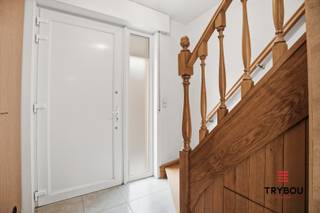 Ontdek deze ruime gezinswoning in Poelkapelle met maar liefst 4 slaapkamers en 2 badkamers – ideaal voor wie op zoek is naar comfort en voldoende plaats voor het hele gezin.<br /><br />De woning beschikt over een praktische en aangename indeling, waarbij functionaliteit en leefcomfort centraal staan. Dankzij de aanwezigheid van twee badkamers geniet je bovendien van extra gebruiksgemak in het dagelijkse leven.<br /><br />Indeling:<br />Gelijkvloers: inkomhal, lichtrijke leefruimte, slaapkamer, badkamer, apart toilet en garage<br />Verdieping: nachthal, 3 volwaardige slaapkamers en een tweede badkamer<br /><br />Buiten kan je genieten van een gezellig tuintje, perfect om tot rust te komen of te genieten van mooie dagen in alle privacy.<br /><br />Dankzij de vlotte bereikbaarheid en de aangename woonomgeving vormt deze woning een interessante opportuniteit voor gezinnen of wie op zoek is naar extra ruimte.<br /><br />📞 Interesse? Contacteer Thijs:<br />📲 051 57 54 61<br />📧 thijs@grouptrybou.be<br /> | friedel@grouptrybou.be