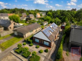Op een rustige en groene locatie in Mol bevindt zich deze verrassend ruime open bebouwing met 6 slaapkamers (een veelzijdige zolderverdieping), een afzonderlijke garage en een ruime tuin.<br /><br />De woning werd opgericht in 1975 en beschikt over een bruikbare vloeroppervlakte van maar liefst ca. 239 m² volgens het EPC. Dankzij de praktische gelijkvloerse indeling, de vele bijkomende ruimtes en het ruime perceel vormt dit eigendom een interessante opportuniteit voor wie op zoek is naar ruimte, rust en mogelijkheden.<br /><br />Indeling:<br />Via de inkomhal met afzonderlijk gastentoilet bereikt u de ruime en lichtrijke leefruimte. Aansluitend bevindt zich de afzonderlijke keuken.<br />Verder beschikt het gelijkvloers over een wasplaats, een praktische berging, een nachthal, drie volwaardige slaapkamers en een badkamer met ligbad.<br />Via een vaste trap bereikt u de bijzonder ruime zolderverdieping. Deze werd ingericht met onder meer een zitruimte, een bureau, een bijkomende kamer en een ruime stockageplaats of 3 extra slaapkamers!<br />Buiten beschikt het eigendom over een ruime tuin, een oprit en een afzonderlijke garage met bijkomende bergruimte.<br /><br />Troeven:<br />Open bebouwing op een perceel van  wel 1.340 m²<br />Ca. 239 m² bruikbare vloeroppervlakte volgens EPC<br />Drie slaapkamers op het gelijkvloers<br />Ruime en multifunctionele zolderverdieping<br />Afzonderlijke garage en voldoende parkeergelegenheid<br />Geïsoleerd dak met ca. 18 cm minerale wol<br />Zonnepaneleninstallatie van 5.880 Wp<br />Zonneboiler voor sanitair warm water<br />Elektrische installatie conform<br />Rustige en groene ligging!<br />P-score: A en G-score: A<br /><br />Technische informatie:<br />EPC: 382 kWh/m² per jaar – label D<br />Verwarming: elektrische verwarming en houtkachel<br />Zonnepanelen: 5.880 Wp<br />Zonneboiler aanwezig<br />Elektrische installatie: conform<br />Bouwjaar: 1975<br />Asbestattest: niet-asbestveilig<br />Bodemattest: geen aanwijzingen voor bodemverontreiniging<br />Gelegen binnen een niet-vervallen verkaveling<br />Geen voorkooprecht van toepassing<br /><br />Een bijzonder ruime woning met een praktische indeling en tal van mogelijkheden op een mooi perceel in Mol. Een bezoek ter plaatse laat u de ruimte en het potentieel van dit eigendom pas echt ontdekken.