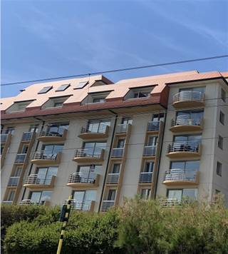 <p><span>Ontdek dit prachtig appartement in het gegeerde residentiële complex </span><span>Duinenveld</span><span> in </span><span>Nieuwpoort</span><span>, ideaal gelegen met een uniek uitzicht op de beschermde simili-duinen en genietend van een zonnige zuidoriëntatie.</span></p><p><span>Dit stijlvolle en perfect onderhouden appartement bevindt zich op de tweede verdieping en wordt </span><span>volledig gemeubeld</span><span> aangeboden, waardoor u meteen kan genieten van een zorgeloze en comfortabele woonervaring aan zee.</span></p><p><span>De ruime en lichtrijke leefruimte met open keuken vormt het hart van het appartement en valt op door haar indrukwekkende </span><span>gevelbreedte van maar liefst 5,84 meter</span><span>, wat zorgt voor een bijzonder aangenaam ruimtegevoel en maximale lichtinval.</span></p><p><span>De indeling omvat een verzorgde inkomhal met apart gastentoilet, een praktische en ruime berging met aansluiting voor een wasmachine, riante woonkamer met terras, open keuken, een ruime slaapkamer met een elegante badkamer uitgerust met dubbele lavabo en ligbad, , en een tweede slaapkamer.</span></p><p><span>Extra troeven:</span></p><ul><li><span>Ondergrondse berging optioneel aan te kopen voor € </span><span>7.500</span></li><li><span>Ruime </span><span>dubbele garage voor twee wagens</span><span> beschikbaar voor € </span><span>95.000</span></li></ul><p><span>Dankzij de </span><span>instapklare staat, de uitstekende ligging en het open duinenzicht</span><span> vormt dit appartement een </span><span>uitzonderlijke opportuniteit</span><span> als tweede verblijf, investering of permanente woonst aan de Belgische kust.</span></p>