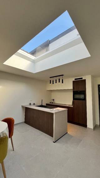 Een energiezuinige thuis met karakter in hartje Heule – EPC A! Stel je voor: thuiskomen in een instapklare, lichtrijke woning waar ruimte, comfort...