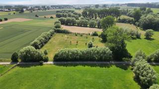 Voor meer info of een bezoek, bel 053 59 49 34 - Op een landelijke locatie in Aspelare bevindt zich dit mooie stuk weideland, gelegen op een...