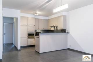 Dit appartement is gelegen op het gelijkvloers van een modern complex, net buiten het centrum van Wachtebeke. Via de inkomhal bereik je door een geluidsdichte deur de ruime leefruimte met open keuken. Er is een extra berging voorzien, en de gang brengt je naar het toilet, de badkamer en de twee slaapkamers achteraan. Het terras en de tuin is toegankelijk langs beide slaapkamers. Achteraan de tuin is een hekje waardoor je snel bij de garage komt die ook bij dit appartement hoort. Gemeenschappelijke kosten: €60/ maand. Bezoekdag woensdag 20/05: inschrijvingen via mail naar xenia@immo-home.be, geen telefonische inschrijvingen! Volg ons op Fb en insta. Voor meer info: www.immo-home.be GRATIS SCHATTING &amp; GRATIS FINANCIEEL ADVIES