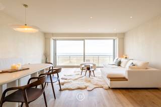 Sur le front de mer de Nieuport se trouve cet appartement de 3 chambres à coucher. L'appartement a fait l'objet d'une rénovation totale et a été fini à un niveau élevé avec une grande attention aux détails. <br /><br />Depuis le deuxième étage, vous pouvez profiter d'une vue magnifique sur la mer et les dunes. <br />L'appartement se compose d'un espace de vie ouvert avec une cuisine entièrement équipée et une salle à manger confortable. En outre, l'appartement comprend 3 chambres avec placards, 1 salle de bains, 1 salle de douche et des toilettes séparées. <br /> <br />Extra :<br />- Possibilité d'acheter un box de garage fermé dans la résidence<br /><br />En résumé, un appartement élégant dans un emplacement fantastique.
