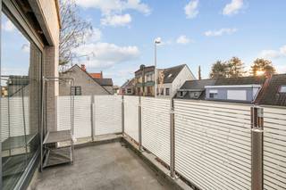 Op zoek naar een goed gelegen appartement om zorgeloos te wonen? Dit appartement met 2 slaapkamers, een zonnig terras en parking werd gebouwd in...