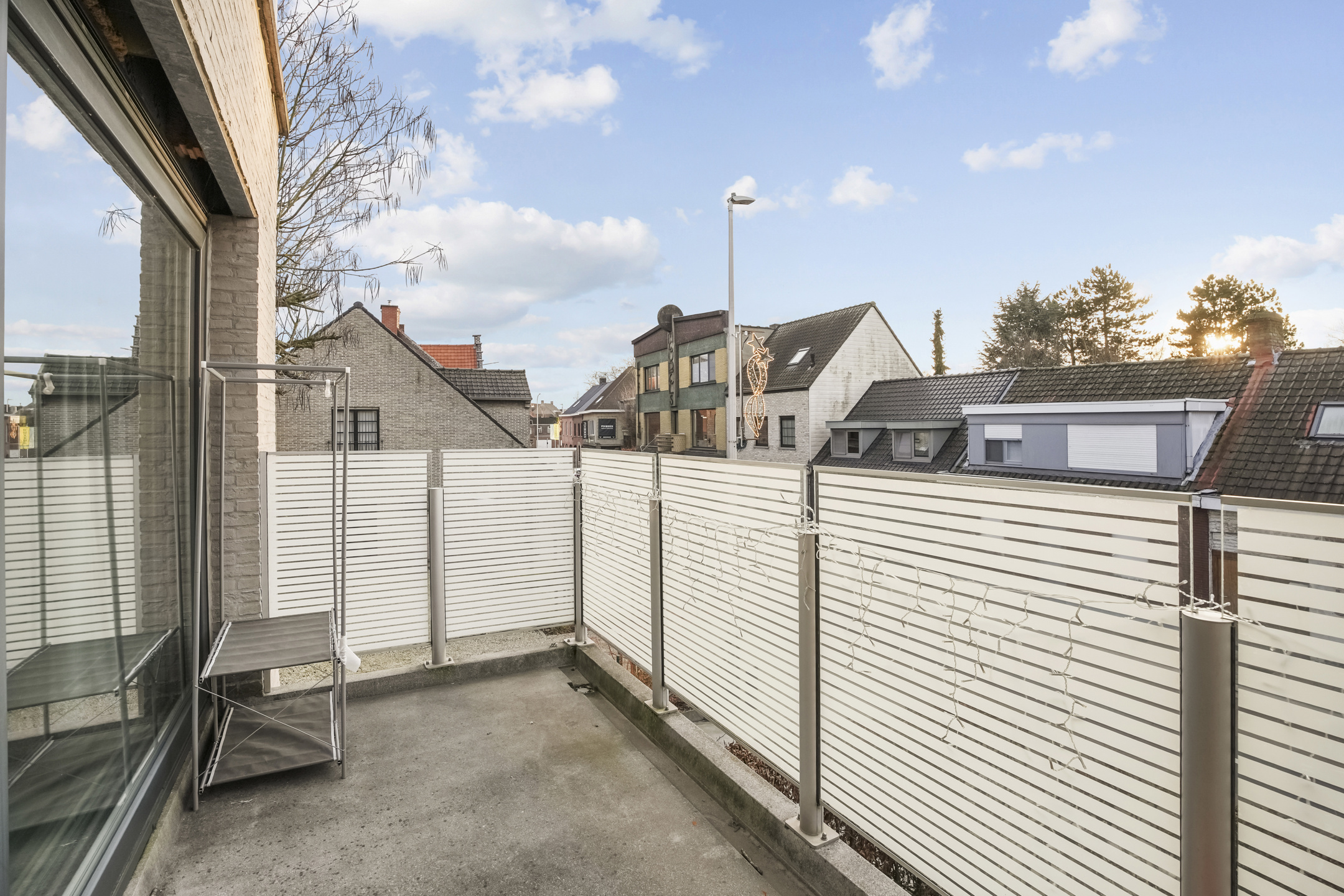 Centraal gelegen appartement (2024) met terras en parking - foto 3