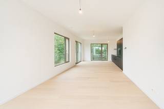 <p>Ben je klaar om de stap te zetten van een woning naar een appartement, maar wil je niet inboeten op ruimte en een open gevoel? Deze instapklare nieuwbouw penthouse van 108 m² biedt precies die perfecte overgang: het comfort van appartement wonen, met het ruimtelijke gevoel dat je gewend bent van een huis. Dit alles zonder bouwstress én op een centrale locatie aan de rand van een nieuw stadspark. </p><p>De lichtrijke leefruimte met grote raampartijen zorgt voor een aangenaam open gevoel en veel natuurlijk licht. Binnen en buiten vloeien mooi in elkaar over dankzij het ruime terras van 17 m² met open zicht. Hier geniet je dagelijks van rust, privacy en een vrij uitzicht.</p><p>De penthouse beschikt over een moderne open keuken, twee volwaardige slaapkamers, een stijlvolle badkamer en een praktische berging. Alles is kwalitatief afgewerkt en volledig instapklaar, zodat je zonder zorgen kan verhuizen.</p><p>Wat deze woonst bijzonder maakt, is de combinatie van het huiselijke ruimtegevoel met het gemak van appartement wonen: minder onderhoud, meer comfort en toch volop leefruimte en licht.</p><p>Dankzij de energiezuinige technieken woon je bovendien toekomstgericht met een lage energiefactuur, in een rustige en groene omgeving.</p><p>Extra comfort wordt voorzien door de ondergrondse parkeergarage. Een ondergrondse autostaanplaats dient afzonderlijk aangekocht te worden, zodat de bovengrondse omgeving groen, veilig en autoluw blijft. </p><p>De verkoop gebeurt deels onder het btw-stelsel en deels onder registratierechten.</p><p>Interesse in deze ideale stap naar zorgeloos en ruim wonen? Contacteer ons voor meer informatie of een bezoek ter plaatse.</p>