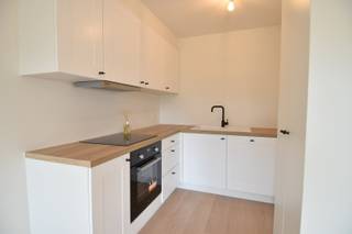 Dit appartement in Kortrijk is volledig vernieuwd en is gelegen nabij belangrijke invalswegen en het centrum van Kortrijk.Ruime inkomhal, lichtrijke...