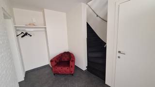 Deze instapklare alleenstaande woning geniet van een rustige én centrale ligging in Poperinge. Op wandelafstand vind je tal van voorzieningen zoals een bakker, slager, scholen en winkels. Bovendien is er een vlotte verbinding naar de ring van Poperinge.<br /><br />Indeling<br /><br />Op het gelijkvloers: een inkomhal met gastentoilet, een lichtrijke leefruimte met aansluitend een modern ingerichte keuken (voorzien van oven, koelkast, vaatwasser en keramische kookplaat), een berging en een ruime garage met wasplaats.<br /><br />Op de eerste verdieping: een royale nachthal, 3 volwaardige slaapkamers en een badkamer uitgerust met bad, douche, dubbele wastafel en toilet. Aansluitend is er een ruim terras over de volledige achtergevel.<br /><br />Op de tweede verdieping: nog een nachthal en 2 extra slaapkamers.<br /><br />Buiten geniet je van een zongerichte tuin met terras en praktisch tuinhuis.<br /><br />De woning beschikt over twee regenwaterputten, centrale verwarming op gas en een gezellige gashaard. Het EPC-label is C.<br /><br />Beschikbaar vanaf 01/07/2026.<br /><br />Heb je interesse in deze topper? Laat het ons gerust weten!<br /><br />