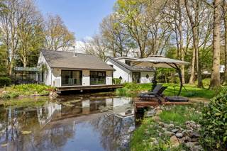 <p>Wij hebben hier met heel ons hart gewoond. Vanaf de eerste dag gaf deze plek ons een gevoel van rust en thuiskomen. Wat ons altijd is bijgebleven, is hoe het zicht op de tuin en het omliggende groen nooit went, elke dag opnieuw brengt het een gevoel van sereniteit, elk seizoen een andere beleving. ’s Ochtends wakker worden met dat uitzicht en overal in huis verbonden blijven met de natuur is iets wat heel bijzonder blijft.</p>
<p>Deze woning heeft ons niet alleen ruimte gegeven om te wonen, maar echt om te leven. De stilte, de privacy, het licht dat binnenvalt en het gevoel bijna in het buitenland te zijn, maakten dit jarenlang een plek waar we elke dag van genoten hebben. Het is een huis met een ziel, dat je omarmt zodra je binnenkomt.</p>
