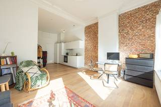 Op zoek naar een charmant en instapklaar appartement op een toplocatie in Antwerpen? Dit energiezuinige 1-slaapkamerappartement bevindt zich op de eerste verdieping van een kleinschalig gebouw zonder lift, op wandelafstand van Park Spoor Noord en met alle voorzieningen binnen handbereik.<br /><br />Het appartement werd smaakvol gerenoveerd met respect voor zijn authentieke karakter. De lichtrijke leefruimte met open, volledig geïnstalleerde keuken geniet dankzij de grote raampartijen van een overvloed aan natuurlijk licht en een aangenaam ruimtegevoel door de mooie plafondhoogte. Authentieke moulures en de houten vloer zorgen voor extra charme en een warme uitstraling.<br /><br />Aan de rustige achterzijde van het gebouw bevinden zich de slaapkamer en de badkamer, uitgerust met een inloopdouche en toilet.<br /><br />Bijkomende troef zijn de lage gemeenschappelijke kosten van slechts € 50/maand (provisie, inclusief water).<br /><br />Beschikbaar vanaf 1 juli 2026.<br /><br />Interesse? Contacteer Wellimmo via 03 225 00 68 of info@wellimmo.net voor meer informatie of een bezoek ter plaatse.<br />