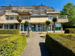 Commercieel gelegen INSTAPKLARE en PERFECT ONDERHOUDEN KANTOORRUIMTE / HANDELSPAND van 117m2. Voldoende parkeermogelijkheden vooraan het gebouw,...