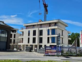Profiteer hier van 6% btw (ipv 21)!<br />Dat betekent een korting tot maar liefst €71.000!!<br /><br />Residentie Pomerol telt 3 woonresidenties met in totaal 23 appartementen. Alle appartementen zijn hoekappartementen wat zorgt voor meer natuurlijk licht en meer privacy. De appartementen op het gelijkvloers zijn voorzien van een tuin. De wooneenheden op de verdiepingen en penthouses bovenaan hebben charmante terrassen , mooi afgewerkt met glazen balustrades.<br /><br />Er is plaats genoeg om je wagen(s) te parkeren. Via de Sint-Jozefsstraat heb je toegang tot de kelderverdieping. Je vindt er garageboxen en staanplaatsen, gedeelde fietsenstallingen en persoonlijke bergruimtes. Via de kelderberging heb je rechtstreeks toegang tot je eigen residentie. <br /><br />Elk appartement wordt in detail afgewerkt met hoogwaardige materialen en voldoet aan de hedendaagse comforteisen, met veel aandacht voor thermische en akoestische isolatie. Er is overal vloerverwarming aanwezig. En vraaggestuurde ventilatie voor een gezond klimaat in huis. Grote ramen zorgen dan weer voor veel natuurlijke lichtinval en vergroten het ruimtegevoel in je appartement. De verwarming in alle appartementen wordt aangedreven door een individuele warmtepomp, met zonnepanelen om het systeem aan te sturen. <br /><br />We begeleiden je graag van plan tot oplevering, vergezellen je tijdens je bezoeken aan verschillende showrooms en adviseren je over materialen om je appartement piekfijn af te werken, kortom, we ontzorgen je van a tot z.<br /><br />Meer info: ben@eribo.be of via 0488/942.643.