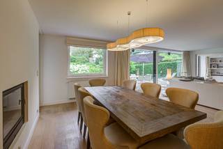TE HUUR: Verscholen in hartje Zoute nabij de Zoutedijk: villa met heel veel lichtinval en een ongelooflijk charmante tuin met half overdekt...