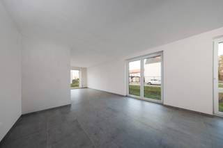 Lot 48: Deze open bebouwing met een perceeloppervlakte van 293 m² heeft 3 slaapkamers, een carport en een optioneel in te richten zolder. De woning is voorzien van een warmtepomp en beschikt over vloerverwarming in elke ruimte, behalve de nachthal en het toilet. De woning is gelegen in de groene rand van Gent. De Dreef biedt niet alleen een mooie mix van bouwstijlen: je leeft er rustig tussen dorp en stad, in een groene enclave die verbonden is met alle voorzieningen. Zo ligt de gezellige buurt op fietsafstand van scholen, winkels en het station. De stijlvolle woningen liggen in een autoluwe straat, maar de wijde wereld (en ook het werk) blijven vlot bereikbaar met de wagen.<br /><br />Interesse of vragen? Meer info op matexi.be/oostakker of contacteer vrijblijvend onze sales consultant op 09 298 11 05