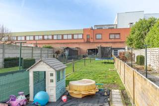 <strong>Gerenoveerde woning met 3slpk nabij centrum Turnhout<br /></strong>EPC: B-label | Elektriciteit conform! | 3 volwaardige slaapkamers<br /><strong><br />Omschrijving:<br /></strong>We betreden deze gezellige woning via de inkomhal, dewelke toegang biedt tot de ruime woonkamer. Achterin de woonkamer vinden we de open keuken terug. De keuken is uitgerust met een oven, vaatwasser, kookplaat en dampkap. Dankzij een lichtkoepel geniet je ook in de keuken van voldoende natuurlijke lichtinval. Verder biedt het gelijkvloers nog een apart toilet en een recent gerenoveerde badkamer, voorzien van een douche, handdoekradiator en een badkamermeubel met enkele wastafel. <br /><br />Op de eerste verdieping bevinden zich twee volwaardige slaapkamers. Via de vaste trap bereikt men de zolderverdieping, waar zich een ruime derde slaapkamer bevindt. <strong><br /><br /></strong>Als extra troef geniet de woning van een leuke stadstuin van maar liefst 50 meter diep. Achterin de tuin vinden we nog een handige tuinberging.<br /><strong><br />Algemeen:<br /></strong>- EPC: 172 Kwh/m²jaar<br />- Elektriciteit conform!<br />- 11 zonnepanelen!