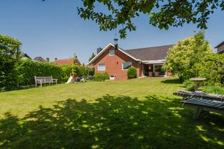 Kom en ontdek deze woning tijdens de Pre-sale donderdag 18/06 van 17u30 tot 19u, maak nu je afspraak! Vrijstaand huis met 4 kamers te koop in Sint-Lodewijk (Deerlijk) op een perceel van ca. 804 m² met aangename tuin en dubbele garage. Deze eigendom geniet een gunstige ligging en vlotte verbinding naar Kortrijk en de E17. Kortom een ideale gezinswoning!INDELINGGelijkvloers:Ruime inkomhal met gastentoilet - leefruimte met houthaard die uitgeeft op de zuidgerichte tuin - keuken - tuin met terras - ondergrondse dubbele garage met berging en douche - extra parking vooraan de woningTussenverdiep: Kamer 1 (ingemaakte kast) - kamer 2 (ingemaakte kast + lavabo) - kamer 3 (ingemaakte kast + lavabo) - kamer 4 (ingemaakte kast + douche)Vaste trap naar zolder: mogelijkheid extra kamersALGEMENE INFO- Elektriciteit conform (kast vernieuwd)- CV op mazout (brander vernieuwd)- Dubbele beglazing (houten ramen)- Gunstig EPC- Regenwater 7.500LTROEVEN - Mogelijkheid tot maken van extra kamers- Landelijke charme en praktische ligging- Wandel- en fietsmogelijkheden in de groene omgeving- Vlotte verbinding naar Kortrijk en de E17Er kan een vast bod uitgebracht worden tegen zaterdag 20 juni om 10u30.De eigendom wordt aangeboden via de Pre-sale formule. Op 18/06/2026 tussen 17:30 en 19:00 kan u de woning op afspraak komen bezichtigen en een bod uitbrengen. De vermelde prijs is een instelprijs. Voor meer info, gelieve contact op te nemen met de dossierverantwoordelijke.Bestuursmaatregelen in het maatregelenregister: nee
