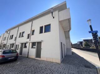 <p><span>In de vernieuwde stadswijk DijleDelta-Bottelarij, gelegen tussen het Klein Begijnhof en de bruisende Vaartkom, bieden wij u met trots deze multifunctionele woning aan. Dit nieuwbouwproject bevindt zich op wandelafstand van het historische centrum van Leuven en geniet van een goede bereikbaarheid met een vlotte verbinding naar belangrijkste invalswegen en werd in 2025 gerealiseerd door de gerenommeerde projectontwikkelaar Virix en ontworpen door Robbrecht & Daem architecten.</span></p><p><span> </span></p><p><span>Met een bewoonbare oppervlakte van maar liefst 232 m² biedt deze energiezuinige woning bijzonder veel ruimte en tal van mogelijkheden. De woning wordt semi-afgewerkt aangeboden, inclusief alle technieken, chape en pleisterwerken, zodat u de afwerking volledig naar eigen smaak kunt realiseren.</span></p><p><span> </span></p><p><span>Op het gelijkvloers bevindt zich een inkomhal met vestiaire en gastentoilet, een lichtrijke leefruimte met zicht op de gezellige stadstuin, evenals de aansluitingen voor een open keuken. De eerste verdieping omvat een nachthal, twee volwaardige slaapkamers, een praktische berging, een badkamer en een apart toilet.</span></p><p><span> </span></p><p><span>De absolute meerwaarde van deze woning bevindt zich op de tweede en derde verdieping. Deze beschikken over twee bijkomende kamers/studentenkamers, een badkamer, een apart toilet, een keuken en een terras. Dankzij de aparte inkom is dit gedeelte uitermate geschikt voor de verhuur van studentenkamers, als zorgwoning of als uitbreiding van de gezinswoning. En dit steeds binnen de geldende regelgeving.</span></p><p><span> </span></p><p><span>Daarnaast beschikt de woning over een onderhoudsvriendelijke stadstuin met terras waar het heerlijk vertoeven is en een individuele kelder en bestaat de mogelijkheid om één of meerdere autostaanplaatsen bij aan te kopen.</span></p><p><span> </span></p><p><span>Kortom, deze energiezuinige, ruime en multifunctionele woning met stadstuin in het centrum van Leuven is zeker uw bezoek waard.</span></p><p><span> </span></p><p><span>Verkoop onder het btw-stelsel. Het verlaagde btw-tarief van 6% is mogelijk, mits voldaan wordt aan de geldende voorwaarden.</span></p><p><span> </span></p>