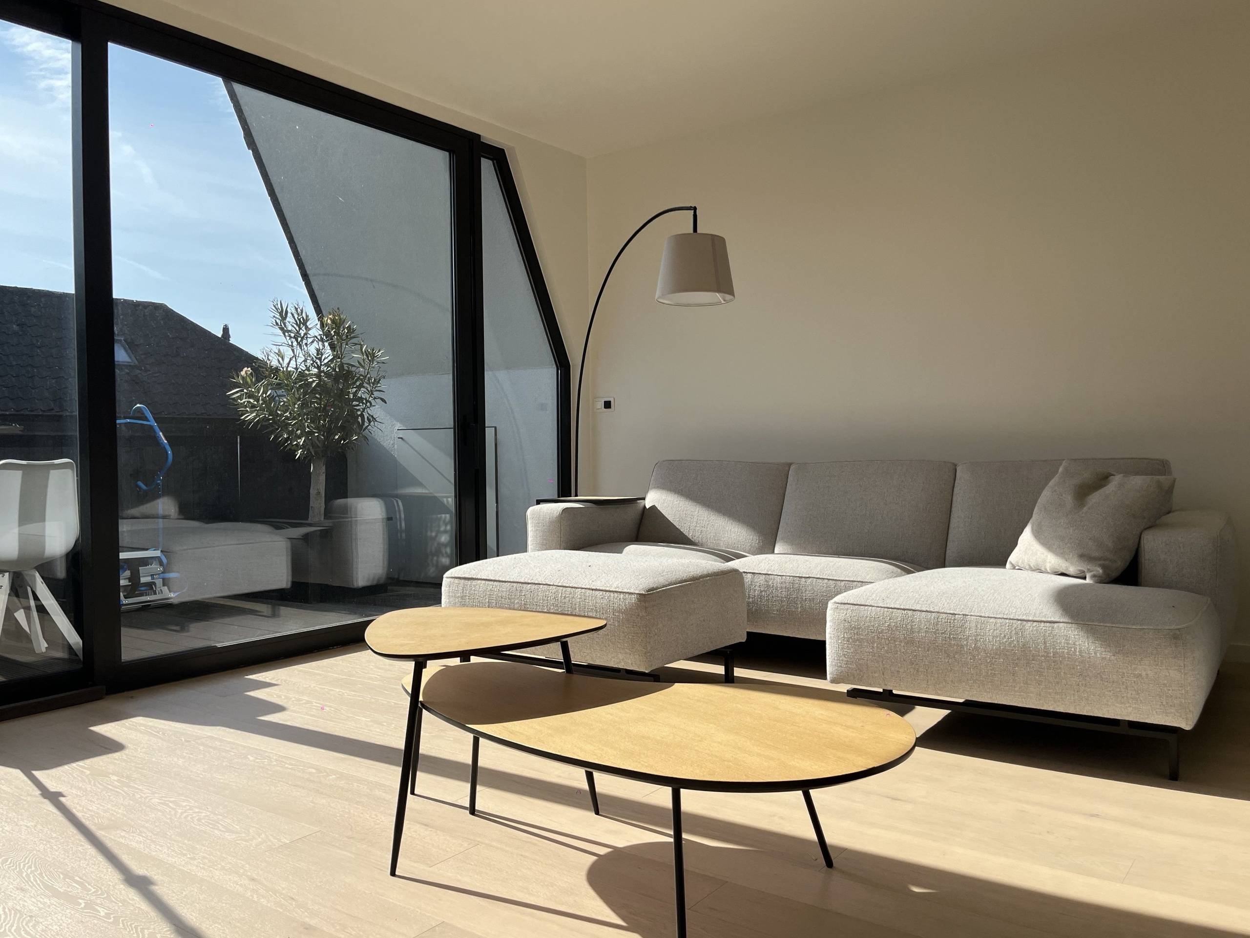 Triplex appartement met 5 slaapkamers en ondergrondse garagebox te centrum Brugge! - foto 2