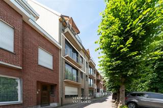 <p><span>Ligging<br /></span><span>Gelegen in het hart van Ertvelde, met een prachtig uitzicht op de mooie Lindenlaan.<br />Alle voorzieningen zoals winkels, een wekelijkse markt, scholen, sportinfrastructuur en de R4 bevinden zich op korte afstand.<br />Dit is een zeer aangename woonomgeving.<br /><br /></span><span>Energiezuinig en instapklaar appartement met zicht op groen <br /></span><span>Op de tweede verdieping vind je dit verzorgd appartement. <br />Je bereikt het makkelijk met de lift of de trap.<br />Via de inkomhal kom je door de glazen deur in de ruime leefruimte met open keuken. <br />Dankzij de grote ramen geniet je hier van een mooi zicht op de kruinen van de lindebomen. <br />Een plek waar rust en licht samenkomen.<br />Het appartement beschikt over twee slaapkamers, een badkamer met douche en ligbad en een praktische berging. <br />De garage is een grote meerwaarde en zorgt voor extra comfort.<br /><br /></span><span>Troeven<br /></span><span>/ wonen aan de mooie Lindenlaan<br />/ degelijk en goed onderhouden<br />/ energiezuinig met EPC-label A<br />/ garage inbegrepen<br />/ genieten van het groen vanuit je leefruimte<br /><br /><br /></span></p>