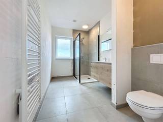 <p><span>Instapklare woning met 149.41m² bewoonbaar oppervlakte- rustig gelegen en zeer energiezuinig!</span></p><p><span> </span></p><p><span>Indeling gelijkvloers: </span></p><p><span>inkomhal met gastentoilet, berging (10.24m2), leefruimte met open keuken- volledig ingericht met inbouwtoestellen (37.03m2) die uitkijkt op de tuin.</span></p><p><span> </span></p><p><span>Eerste verdieping:</span><span> </span></p><p><span>twee volwaardige slaapkamers (beide 12.48m²), doorloop- dressing, nachthal, moderne badkamer met douche, dubbele lavabo en toilet (7.1m2)</span></p><p><span> </span></p><p><span>Tweede verdieping:</span></p><p><span>zolder (33.80m2) met vaste trap - mogelijkheid om extra kamer en zolderruimte te creëren.</span></p><p><span> </span></p><p><span>Buitenruimte:</span></p><p><span>De woning beschikt over een staanplaats vooraan en zuidgerichte tuin met terras!</span></p><p><span> </span></p><p><span>Troeven van deze woning:</span></p><p><span>-</span><span>Mogelijk aankoop aan 6%BTW</span></p><p><span>-zonnepanelen met opbrengst tot 4000kwh/jaar</span></p><p><span>-warmtepomp en vloerverwarming op gelijkvloers en 1ste verdieping</span></p><p><span>-regenput (5200L)</span></p><p><span>-rustige ligging in een aangename omgeving.</span></p><p><span> </span></p><p><span> </span></p><p><span> </span></p><p><span> </span></p><p><span> </span></p><p><span> </span></p>