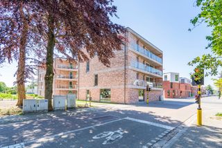 De assistentiewoning krijgt in Villa Moeie een geheel nieuwe dimensie. Grote glaspartijen vloeien moeiteloos over in een strak gebouw. Ruime, overdekte terrassen maken het mogelijk om optimaal van het buitenleven te genieten. Dit gevoel wordt versterkt door de gezamenlijke tuin, waar men onder het tuinpaviljoen kan samenkomen voor een drankje of een babbel. De groene vingers zijn in de nabijgelegen moestuin in hun sas. Sportievelingen vinden zeker hun gading aan de petanquebaan.
Dit nieuwbouwproject omvat 2 gebouwen, het villagebouw en het residentiegebouw. Beiden beschikken over een eigen technische ruimte en fietsenstalling. Hier kunnen ook scootmobiels gestald en opgeladen worden.
In het residentiegebouw op de hoek van de Moeie en de Tieltsesteenweg, worden 27 assistentiewoningen afgewisseld met gemeenschappelijke ruimtes. Hier is onder meer het bureau van de woonassistent gevestigd. Daarnaast is er ook een ontmoetingsruimte met bar en salon, bezoekerstoilet en afvalberging.
Het aparte villagebouw bestaat uit 8 assistentiewoningen, en evenveel private kelders.
De 34 parkeerplaatsen zijn als volgt verdeeld:
- 3 parkeerplaatsen voor zorgverstrekkers en woonassistenten
- 2 (minder)valide bezoekersparkeerplaatsen
- 29 privatieve parkeerplaatsen met gepersonaliseerde beveiligde toegang.
Elke flat heeft een eigen water- en elektriciteitsteller, inbraakwerende voordeur en warmtepomp. Een afzonderlijke inkomhal zorgt voor privacy, de open keuken in de lichtrijke leefruimte maakt het aangenaam om familie en vrienden te ontvangen. De slaapkamers zijn royaal van grootte, zodat een dubbel bed én een kast er makkelijk passen. In de badkamer zijn discreet hulpmiddelen aangebracht, zoals een zitje in de douche en een handgreep naast het toilet.
Het gehele park is rolstoeltoegankelijk. Doorheen het appartement kan de bewoner een alarm activeren, of de zorgassistent bereiken voor meer hulp. Kortom, sfeer, comfort en hulp waren nog nooit zo toegankelijk!
Wenst u meer info over dit unieke project?
Bel dan Nic van Unicum voor een verhelderend gesprek op 09 336 16 15.