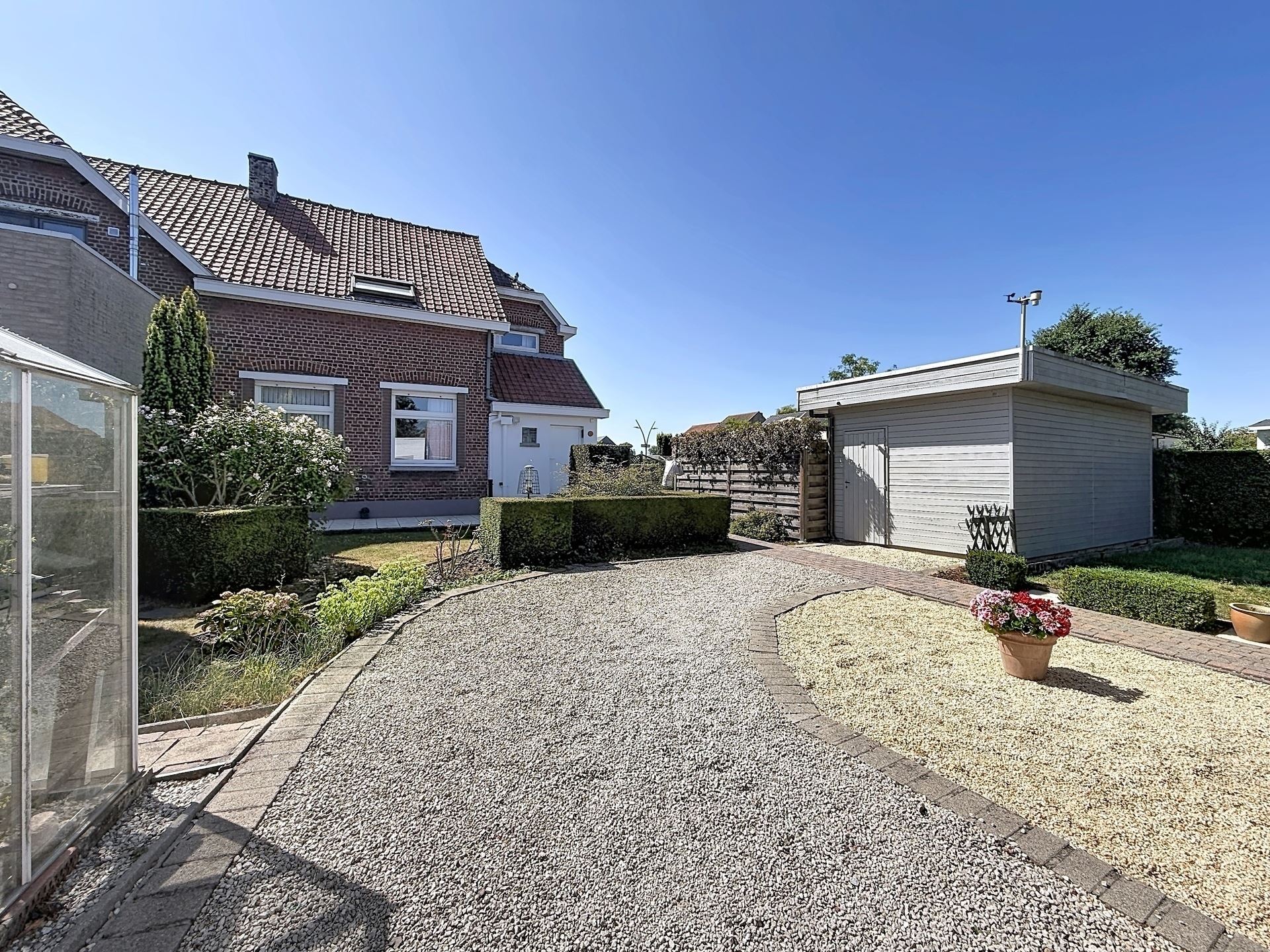 Halfopen woning met garage en tuin - foto 5