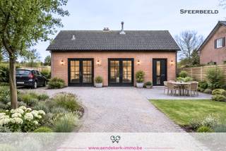 In een rustige, residentiële straat in Kessenich (Kinrooi) bevindt zich dit te renoveren pand met een combinatie van woonruimte, voormalige handelsruimte en een ruim bijgebouw (met kelder en zolder). Een eigendom die duidelijk vraagt om een nieuwe visie, maar tegelijk interessante mogelijkheden biedt voor wie op zoek is naar een project met inhoud en potentieel.<br /><br />Indeling &amp; huidige toestand<br />Het gelijkvloers omvat vandaag een woonkamer, een keuken met aansluitende bijkeuken, een badkamer, een slaapkamer en een bijkomende kamer die flexibel inzetbaar is als bureau, hobbyruimte of extra slaapkamer (van waar je naar de zolderverdieping kan). Achteraan bevindt zich een serre/veranda, die aansluit op de rest van de woning.<br /><br />Daarnaast is er een ruime handelsruimte met aparte toegang en sanitaire voorzieningen. Deze ruimte werd in het verleden commercieel gebruikt en kan – afhankelijk van vergunningen en bestemming – verschillende invullingen krijgen: een zelfstandige activiteit, praktijkruimte, atelier of uitbreiding van het woongedeelte.<br /><br />De aanwezige afwerking en technieken zijn verouderd en het pand dient grondig gerenoveerd te worden om te beantwoorden aan hedendaagse wooncomfort- en energie-eisen.<br /><br />Bijgebouw &amp; extra ruimte<br />Op dit ruime perceel van meer dan 15 are bevindt zich nog een bijgebouw met een oppervlakte van ongeveer 44 m². Ideaal voor stockage, hobby, werkruimte of als meerwaarde binnen een renovatie- of herontwikkelingsproject.<br /><br />Potentieel<br />Dit pand is geen instapklare woning, maar wel een uitgelezen kans voor:<br />- handige renovatiekopers,<br />- investeerders,<br />- zelfstandigen op zoek naar woon-werkcombinatie,<br />- of wie een bestaande structuur volledig naar eigen hand wil zetten.<br /><br />Met de juiste aanpak kan deze eigendom worden omgevormd tot een aangename gezinswoning, al dan niet gecombineerd met een professionele invulling.<br /><br />Ligging<br /><br />De ligging in Kessenich biedt een rustige woonomgeving met winkels, scholen, kinderopvang en openbaar vervoer op korte afstand. Kinrooi en Maaseik zijn vlot bereikbaar, wat zorgt voor een goede balans tussen rust en bereikbaarheid.
