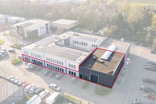 Magnifiek gelegen<strong> kantoorruimte van 529 m²</strong> te koop met visibiliteit vanaf de bedrijvige Pontbeeklaan aan de rand van Brussel (Zellik).<br />Fenomenale bereikbaarheid dankzij de nabijheid van de <strong>R0 en de E40. </strong><br /><br />De <strong>kantoorruimtes</strong> bevinden zich in het kwalitatieve <strong>Sphere Business Park</strong> , het gebouw is opgebouwd uit een stevige betonstructuur met polybetonvloeren (3 T/m²) en is uitgerust met moderne technieken zoals TL/LED-verlichting, ventilatiesystemen, een warmtepomp en airco die zowel kan verwarmen als koelen. Verwarming gebeurt via een recente gasketel, wat zorgt voor extra efficiëntie. Met maar liefst <strong>100 zonnepanelen</strong> en een energieneutraal op het 1ste verdiep biedt dit pand een vooruitstrevend antwoord op hedendaagse energie-uitdagingen.<br />Naast functionele troeven zoals een lift, camerabewaking en <strong>10 parkeerplaatsen</strong>, beschikt het gebouw ook over een ruime, rustige binnentuin, een volledig uitgeruste fitness en een luxueuze keuken op de 1ste verdieping.<br />Dit pand is uitermate geschikt voor uiteenlopende invullingen en biedt dankzij zijn moderne infrastructuur en energiezuinige karakter een bijzonder interessante opportuniteit voor wie toekomstgericht wil investeren.<br /><br />De <strong>opslagruimte van +/- 205 m²</strong> met een vrije hoogte van 6 m en geïsoleerd dak is bijzonder functioneel en kwalitatief afgewerkt, ideaal voor diverse logistieke of bedrijfsmatige toepassingen. Opgetrokken in een solide betonstructuur met polybetonvloeren die een belasting tot 3 T/m² aankunnen, biedt deze ruimte de nodige stevigheid voor zowel zware als lichte opslag. Dankzij een grote lichtstraat en efficiënte LED-verlichting is de ruimte aangenaam verlicht, <strong>2 ruime sectionale poorten</strong> van 4 m B x 4,5 m H zorgen voor een vlotte toegang. <br /><br />Aarzel niet en contacteer<strong> PANORAMA B2B</strong> voor bijkomende inlichtingen, plannen of een plaatsbezoek <strong>0477 09 00 09</strong>.