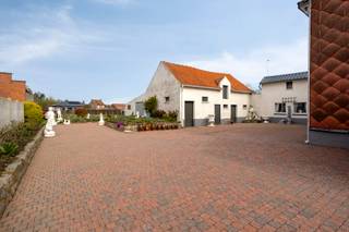 Dit karaktervolle landhuis met stallen en een perceel van 16a is rustig gelegen in het landelijke Waanrode en biedt een uitzonderlijke...