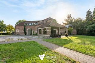<p><span>Prachtige authentieke villa (585m²) met 5 slaapkamers, binnenzwembad en zwemvijver op een perceel van 48a75 te Kermt.</span></p><p><span> </span></p><p><span>Belangrijkste troeven: </span></p><p><span>- Heel rustig en groen gelegen maar toch op slechts 7 km van de E313 en op 7 km van Hasselt centrum</span></p><p><span>- Perceel van 48a75 en bewoonbare oppervlakte van 585m²</span></p><p><span>- Mogelijkheid tot gelijkvloers wonen </span></p><p><span>- 5 slaapkamers en 2 badkamers</span></p><p><span>- Zwemvijver aan de zuidkant van de tuin met terras en aparte omheining voor optimaal zongenot</span></p><p><span>- Binnenzwembad dat perfect omgebouwd kan worden tot grote inpandige garage</span></p><p><span>- Airco's op de slaapkamers en een gezellige houthaard in de zithoek </span></p><p><span> </span></p><p><span>Bekijk zeker ook de grondplannen met de afmetingen. Zo krijgt u van thuis uit al een perfect beeld van wat dit pand te bieden heeft!</span></p><p><span> </span></p><p><span>Wenst u meer info of een vrijblijvende bezichtiging, contacteer dan ons kantoor op het nummer 011 85 15 15 en wij helpen u graag verder.</span></p>
