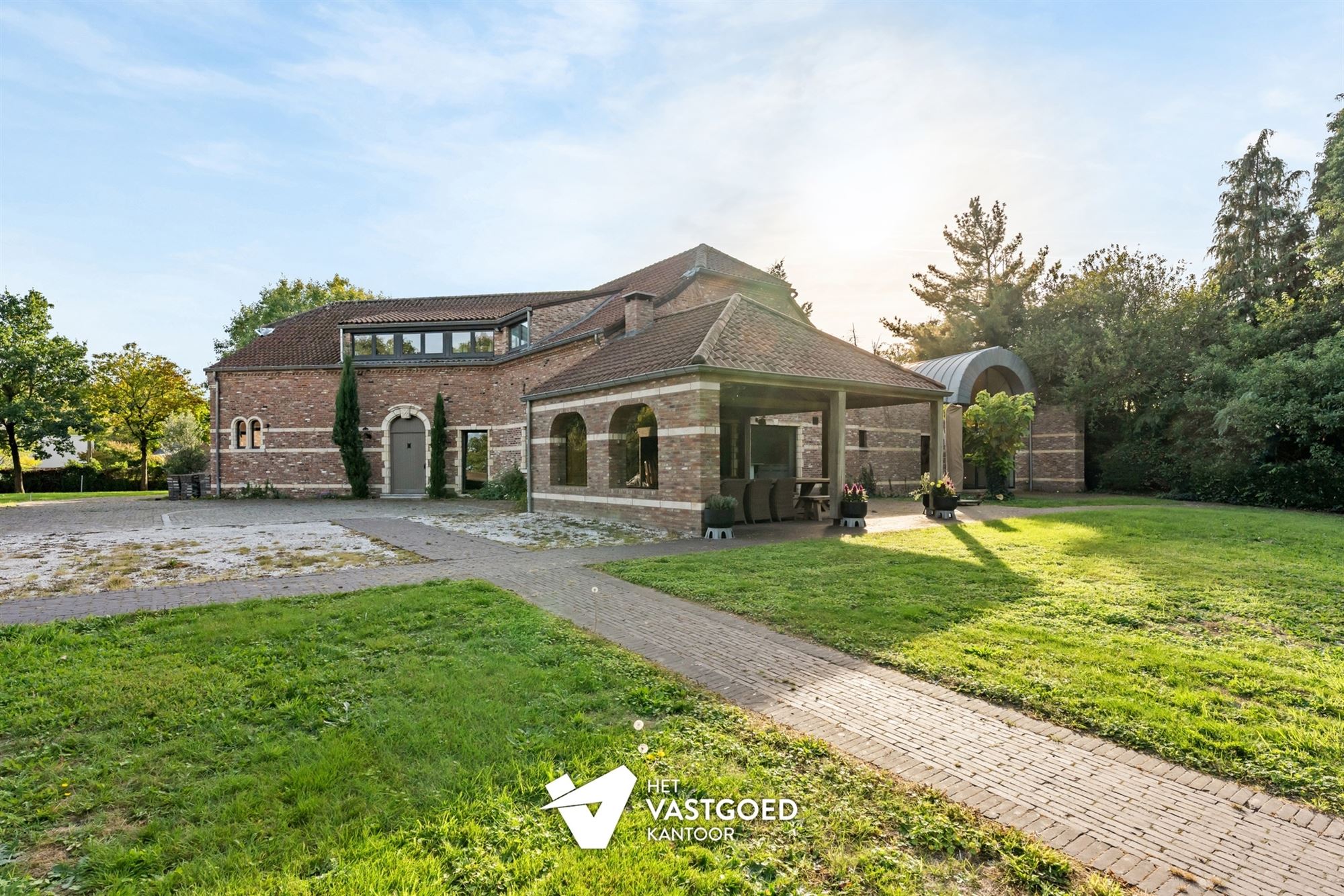 PRACHTIGE AUTHENTIEKE VILLA (585M²) MET BINNENZWEMBAD EN ZWEMVIJVER OP EEN PERCEEL VAN 48A75 TE KERMT - foto 2