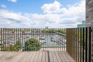 Deze ruime duplex-penthouse bevindt zich op de 5de en 6de verdieping van een recent gebouw en beschikt over drie slaapkamers, twee badkamers...