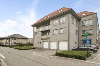 <strong>Bekijk de virtuele tour via https://living-stone.be en plan je bezoek in.</strong><br /><em>Appartement met 1 slaapkamer te huur in Groot-Bijgaarden, gunstig gelegen nabij openbaar vervoer en belangrijke invalswegen.<br /><br /></em>Het appartement bestaat uit een inkomhal met apart toilet, een lichtrijke leefruimte met open en volledig geïnstalleerde keuken en een praktische berging. Verder beschikt het appartement over één slaapkamer en een badkamer met douche in bad.<br />Daarnaast is er een gemeenschappelijke fietsenstalling aanwezig.<br /><br />EPC: 146 kWh/m² jaar<br />EPC-label: B