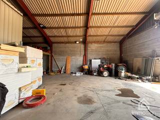 PLUSPUNTEN:+ bruikbare oppervlakte: +/- 180 m²+ loods ter opslag+ automatische poort van 3,80 m hoog+ onmiddellijk beschikbaar+ camerabewaking+...