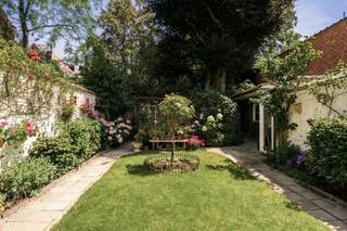 <p><span>Karaktervol gelijkvloers appartement met 140 m² privatieve tuin, authentieke elementen en uitbreidingspotentieel in de Europese Wijk</span></p><p><span>In de gegeerde Spastraat, op een absolute toplocatie in de onmiddellijke nabijheid van de Europese Wijk, bevindt zich dit karaktervolle gelijkvloerse appartement dat charme, ruimte en uitzonderlijk potentieel perfect combineert. De woning beschikt over tal van authentieke elementen die haar een warme en stijlvolle uitstraling geven en geniet van een absolute troef: een prachtig aangelegde privatieve tuin van maar liefst 140 m². Een zeldzaam stukje groen op deze toplocatie, ideaal om in alle rust te ontspannen, gasten te ontvangen of volop van het buitenleven te genieten.</span></p><p><span>De ligging is zonder meer uitstekend. Op wandelafstand bevinden zich de Europese instellingen, Schuman, het Jubelpark, openbaar vervoer, winkels, restaurants en alle dagelijkse voorzieningen. Dankzij de uitstekende bereikbaarheid vormt dit appartement een ideale woonst voor eigen bewoning, een pied-à-terre of een waardevaste investering.</span></p><p><span>Een bijkomende meerwaarde is het privatieve keldergedeelte van ongeveer 25 m², rechtstreeks gelegen onder het appartement. Mits het bekomen van de nodige stedenbouwkundige vergunningen biedt deze ruimte interessante uitbreidingsmogelijkheden, zoals het creëren van extra slaapkamers, een bureau, hobbyruimte of bijkomende leefruimte. Een unieke opportuniteit om het appartement verder af te stemmen op uw woonwensen.</span></p><p><span>Het gebouw verkeert in een goede algemene staat van onderhoud en is uitgerust met centrale verwarming op mazout. De elektrische installatie is niet conform de huidige regelgeving en het appartement beschikt over een EPC-label G, waardoor de koper de mogelijkheid heeft om de woning energetisch te optimaliseren en volledig naar eigen smaak te renoveren.</span></p><p><span>Als extra troef bestaat de mogelijkheid om een afgesloten dubbele garagebox met bijkomende bergruimte aan te kopen voor € 50.000. Deze bevindt zich op wandelafstand van het appartement en vormt in deze gegeerde buurt, waar parkeergelegenheid bijzonder schaars is, een uitzonderlijke meerwaarde.</span></p><p><span>Een unieke opportuniteit voor wie op zoek is naar een karaktervol gelijkvloers appartement met een uitzonderlijke tuin van 140 m², uitbreidingspotentieel en een topligging in het hart van de Europese Wijk.</span></p>