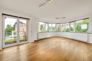 <p>In het hart van de gegeerde wijk Vogelzang, op 5 minuten wandelen van het Woluwepark en net achter het Collège Saint-Michel, ontvouwt dit weergaloze duplex PENTHOUSE van 210 m² (3 slaapkamers, 3 badkamers) zijn lichtrijke volumes over twee verdiepingen, verlengd met een terras van 54 m² met een open zicht. Gelegen in een kleinschalig gebouw met lift (2014), onderscheidt dit pand zich door de kwaliteit van de afwerking en de doordachte indeling.<br />Op de eerste verdieping geeft een inkomhal met vestiaire toegang tot een ruime doorlopende living/eetkamer, een super-uitgeruste open keuken, een aparte wasplaats, evenals twee slaapkamers met elk hun eigen aanpalende badkamer. De bovenverdieping biedt een prachtig bureau dat moeiteloos kan dienen als tweede salon, met rechtstreekse toegang tot het terras, aangevuld met de derde slaapkamer, eveneens voorzien van een eigen badkamer en een ruime dressing.<br />Het pand beschikt over een conforme elektrische installatie en een individuele gascondensatieketel. EPC-certificaat klasse C.<br /> Een grote kelder en twee parkeerplaatsen vervolledigen het geheel.<br />Gegarandeerde liefde op het eerste zicht.</p>