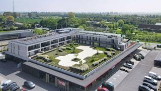 Residentie OTAX bestaat uit 21 ruime woonappartementen met private terrassen en een aangename daktuin. Daarnaast beschikt men in onmiddellijke omgeving over een supermarkt (7/7 open), ziekenhuis, openbaar vervoer en aansluiting op het plaatselijk fietspadennetwerk. Gelegen in de Ieperse Steenweg te Veurne en uiterst vlot bereikbaar via de autosnelweg en op 10 minuten van de kust.Dit ruim instapklaar woonappartement beschikt over een aangename bewoonbare oppervlakte van 96 m² en bestaat uit:- ruime leefruimte met open keuken- 2 slaapkamers- badkamer met inloopdouche- berging- apart toilet- inkomhal- zuidgericht terras: 11 m²Dit appartement is reeds volledig geschilderd!Daarnaast kunnen alle bewoners ook genieten van een onderhoudsvriendelijke daktuin en -terras waar ieder naar believen kan vertoeven. De zon zal er tot zonsondergang van de partij zijn en de zichten naar de achterliggende polders zijn er oneindig!Voor de wagen beschikt men over een private carport (incl. voorziening laadkabel). Gemeenschappelijke fietsenberging is ook aanwezig. Tevens komt dit project in aanmerking voor de 6 % btw regeling, zowel voor eigen bewoning als ter investering!Ben je op zoek naar een appartement om zelf te bewonen of ter investering, leg nu alvast uw afspraak vast: 058 330 600 - veurne@dewaele.com