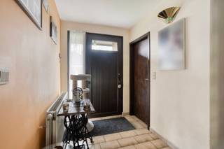 <p>Cette charmante villa située à Dilbeek se trouve dans un environnement résidentiel paisible, idéal pour une vie de famille confortable et sereine. En entrant dans la maison, vous êtes accueilli par un hall spacieux qui donne accès à un séjour lumineux ainsi qu’à une cuisine entièrement équipée. </p><p></p><p>Le séjour bénéficie d’une belle luminosité naturelle et constitue un espace de vie central agréable et convivial. Il s’ouvre directement sur le jardin joliment aménagé et bien entretenu, ainsi que sur une véranda fermée qui permet de profiter de l’extérieur en toute saison. Le rez-de-chaussée comprend également une buanderie fonctionnelle et un WC séparé, offrant un confort quotidien supplémentaire. </p><p></p><p>À l’étage, la maison dispose de quatre chambres spacieuses, toutes équipées de placards intégrés, garantissant de nombreux espaces de rangement. Vous y trouverez également une salle de bains, une salle de douche séparée ainsi qu’un second WC. </p><p></p><p>La propriété comprend deux grandes caves offrant de multiples possibilités de rangement ou d’aménagement ainsi qu’un garage pratique. L’ensemble est complété par un jardin agréable offrant calme et intimité. Avec un EPC de 318 kWh/m², label D, et une installation électrique non conforme, certains travaux sont à prévoir. </p><p></p><p>Cette villa représente une belle opportunité pour ceux qui recherchent une habitation spacieuse dans un cadre calme et verdoyant à Dilbeek.</p>