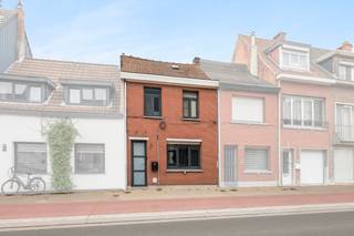 ent u op zoek naar een charmante woning in Burcht?<br />Lees hier dan zeker even verder!<br /><br />Het EPC, de goede staat van deze woning en de grote tuin/terras zijn de pluspunten die we hier terug vinden.<br /><br />GLVL: langs de inkomhal (4m²) met mooie glazen deur, komen we terecht in de aangename leefruimte met lichtrijke, open keuken, die samen 34m² groot zijn. <br /><br />Via het schuifraam krijgen we toegang tot de enorme buitenruimte van maar liefst (34m²)<br />Tuin of terras? U kiest !<br /><br />De knusse badkamer (3m²) beschikt over een douche, een enkele wastafel en een toilet.<br /><br />1steV: hier vinden we 2 slaapkamers (9m² en 7m²) met een ruime nachthal (12m²) waar plaats is voor een dressing of een leeshoek<br /><br />2deV: via de vlizotrap bereiken we de zolder (15m²) waar reeds een raam aanwezig is, indien dit ook gebruikt zou worden als extra slaapkamer<br /><br />Bent u nieuwsgierig en komt u graag eens kijken ?<br />Contacteer dan nu uw makelaar voor een bezichtiging !